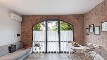 Deluxe House, 4 Bedrooms | Living room