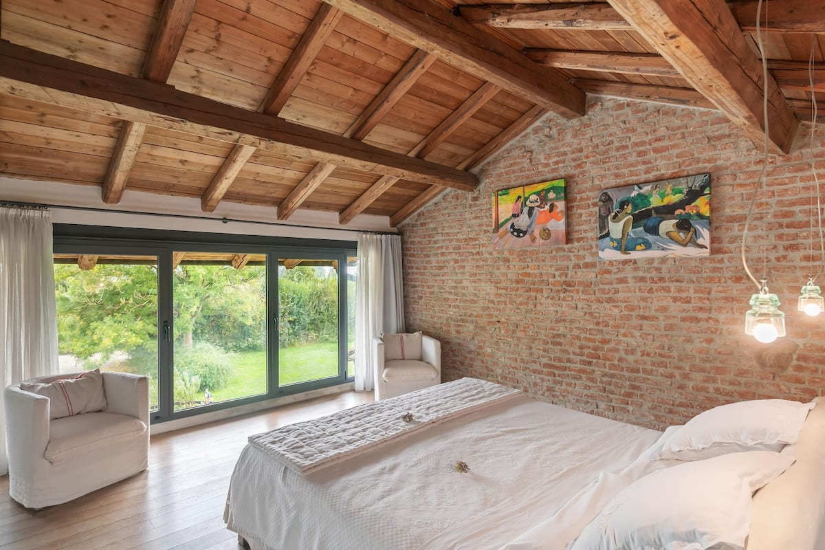 4 habitaciones, muebles diferentes y ropa de cama