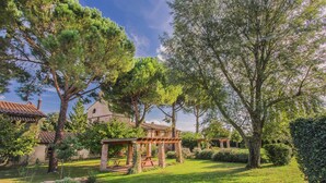 A traditional villa with a garden, a pergola, and a picnic table. - Farmhouse in Marsciano With Vineyards Olive Groves (Marsciano)