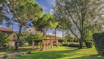 Comfort House, 2 Bedrooms | Garden
