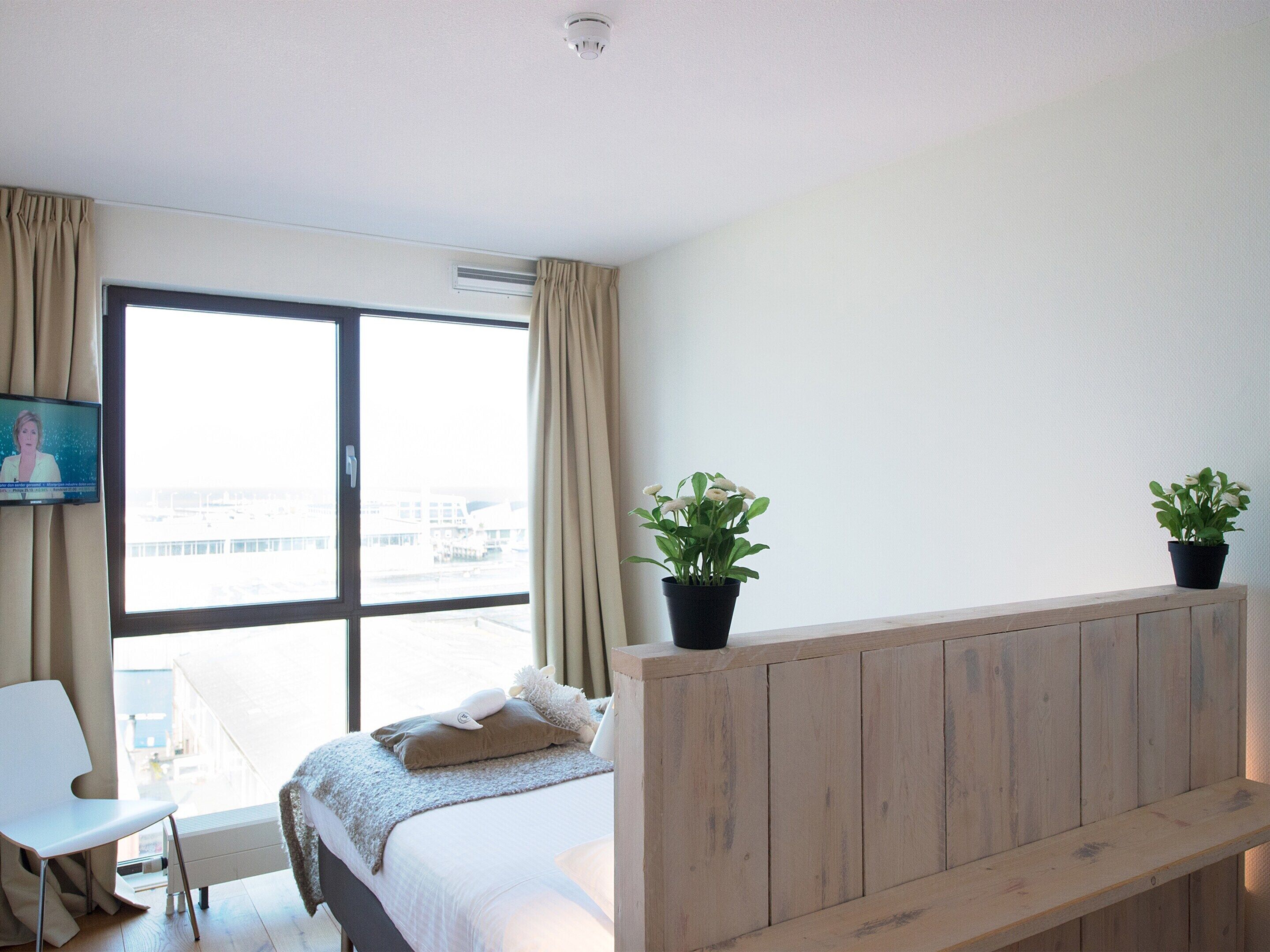 Classic Apartment, 3 Bedrooms | 3 bedrooms, bed sheets