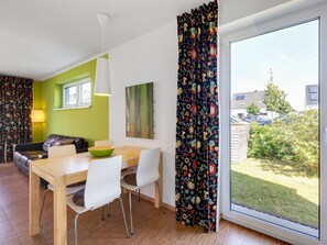 Classic House, 2 Bedrooms | Dining - Pleasant Holiday Home in Zierow Near Sea (Zierow)