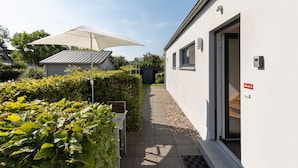 A pathway leading to a building with a door marked "BOJE 3". - Pleasant Holiday Home in Zierow Near Sea (Zierow)