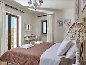 9 chambres, ameublement personnalisé, fer et planche à repasser