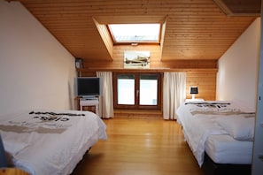 11 bedrooms, individually furnished, bed sheets - Quaint Mansion Near ski bus in Goldegg (Goldegg)