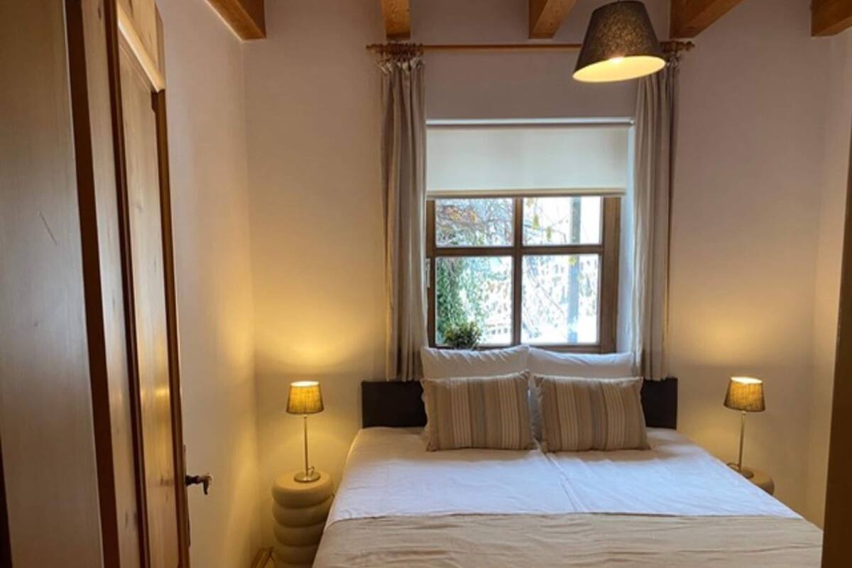 11 bedrooms, individually furnished, bed sheets