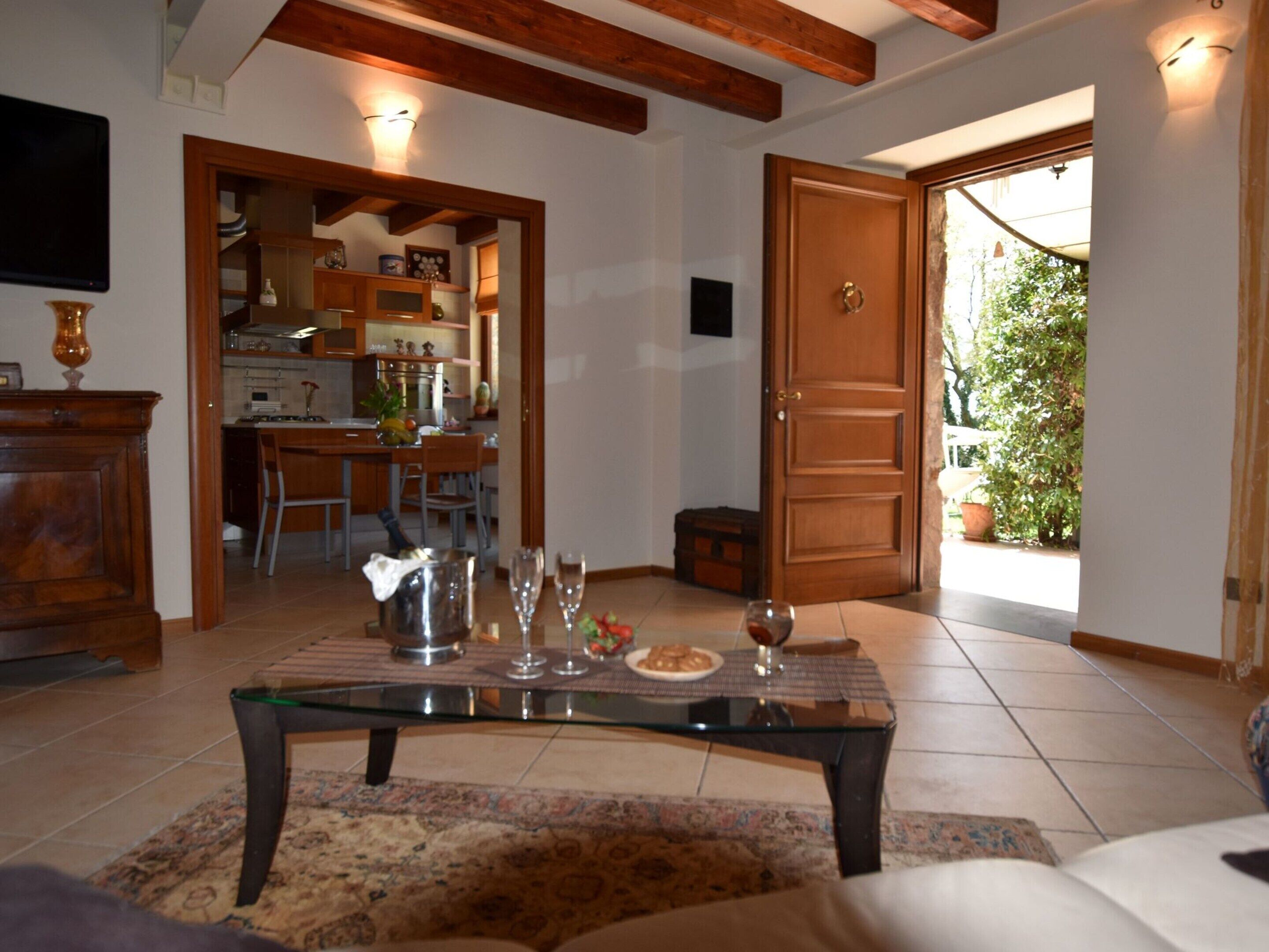 Classic-Apartment, 2 Schlafzimmer | Wohnzimmer | Kamin