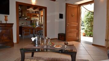 Classic-Apartment, 2 Schlafzimmer | Wohnzimmer | Kamin