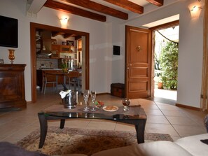 클래식 아파트, 침실 2개 | 거실 | 벽난로