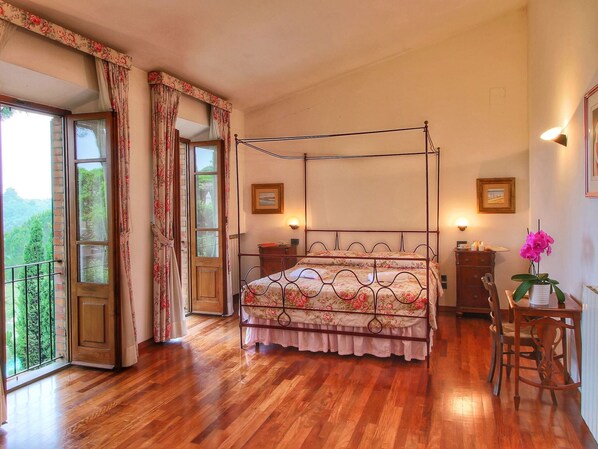 10 bilik tidur, dilengkapkan perabot secara berasingan, cadar katil