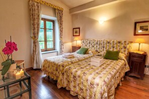 10 bedrooms, individually furnished, bed sheets - Cozy Holiday Home With Pool in Sienna Italy (Siena)