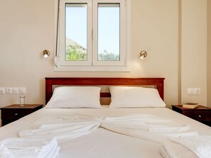 Classic Apartment, 3 Bedrooms - Seaview Studio in Beautiful Setting, West From Chania (Platanias)