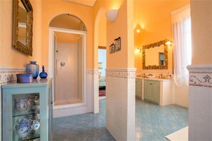 Villa – classic, 5 soverom | Bad | Badekar og hårføner