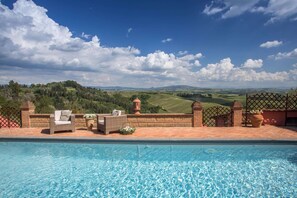Una piscina techada, una piscina al aire libre