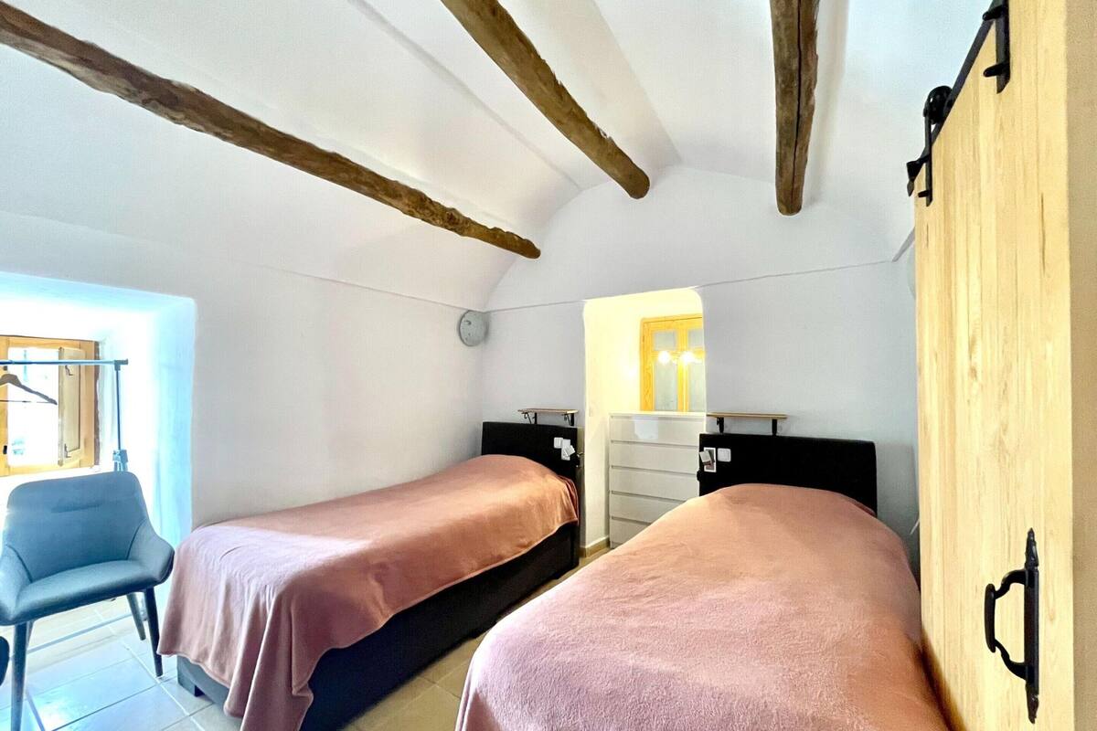 Comfort House, 2 Bedrooms | 12 bedrooms, individually furnished, iron/ironing board, bed sheets