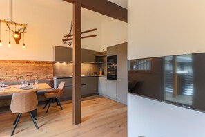 Classic Apartment, 2 Bedrooms | Dining