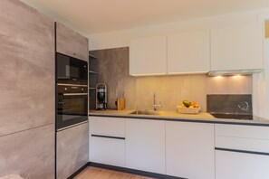 Apartamento conforto, 2 quartos | Cozinha privada | Geladeira, micro-ondas, fogão, cooktop