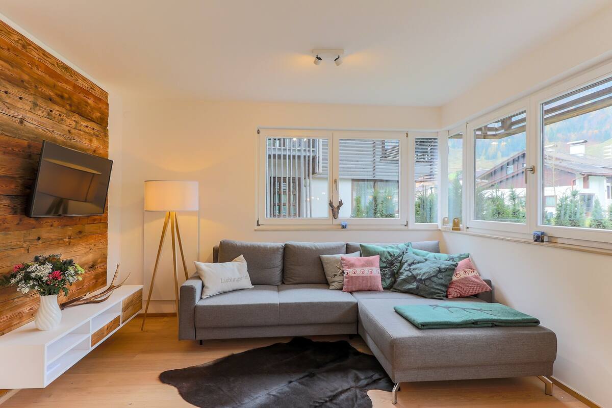 Classic House, 5 Bedrooms | Living room