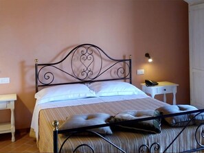 3 Schlafzimmer, individuell eingerichtet, Bettwäsche