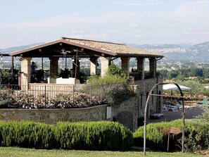 Comfort House, 2 Bedrooms | Balcony - Holiday Apartment on a Farm in Umbria (Bettona)