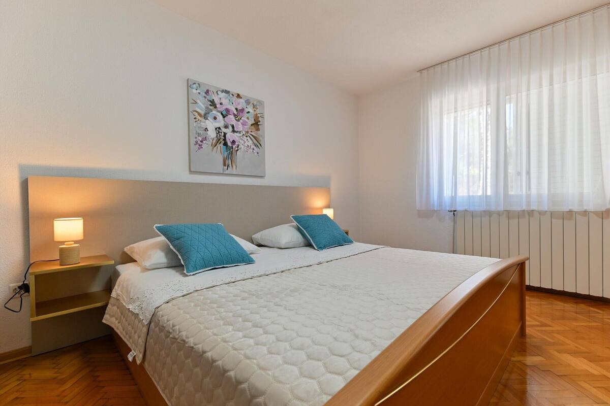 Deluxe Apartment, 3 Bedrooms | 8 bedrooms, individually furnished, bed sheets