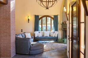 Comfort Villa, 4 Bedrooms | Living room | Fireplace, DVD player