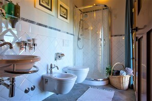 Deluxe Villa, 4 Bedrooms | Bathroom | Shower, hair dryer