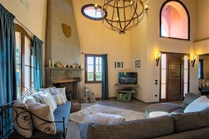 Comfort Villa, 4 Bedrooms | Living room