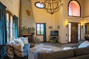 Deluxe Villa, 4 Bedrooms | Living room