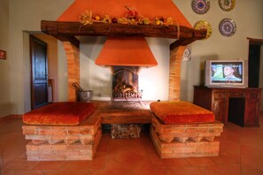 Comfort House, 2 Bedrooms | Interior detail - Attractive Farmhouse in Montalcino With Terrace (Montalcino)