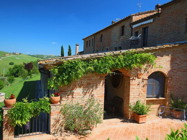Classic House, 2 Bedrooms | Exterior - Attractive Farmhouse in Montalcino With Terrace (Montalcino)