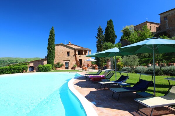 Indoor pool, outdoor pool - Attractive Farmhouse in Montalcino With Terrace (Montalcino)