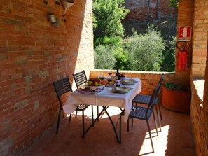 Comfort House, 2 Bedrooms | Balcony - Attractive Farmhouse in Montalcino With Terrace (Montalcino)