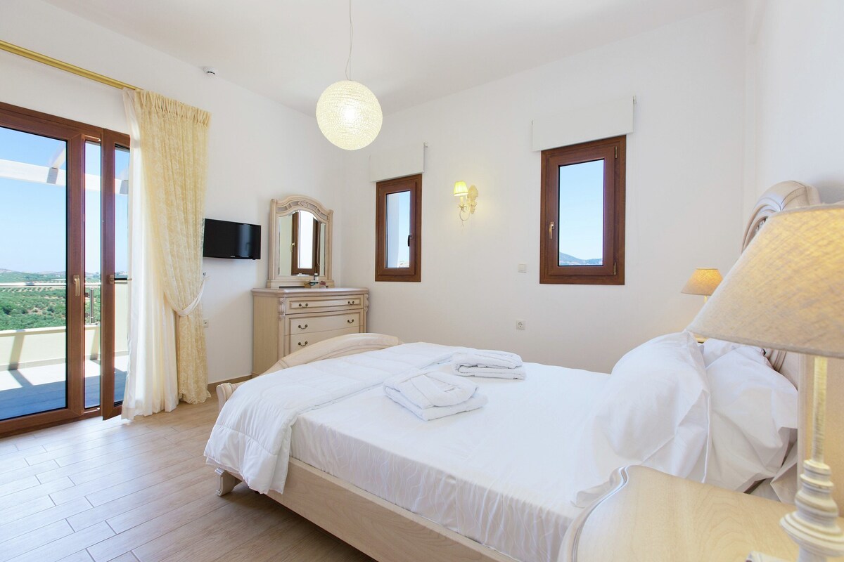 Villa – classic, flere soverom | 22 soverom, strykejern/-brett, individuelt innredet og sengetøy
