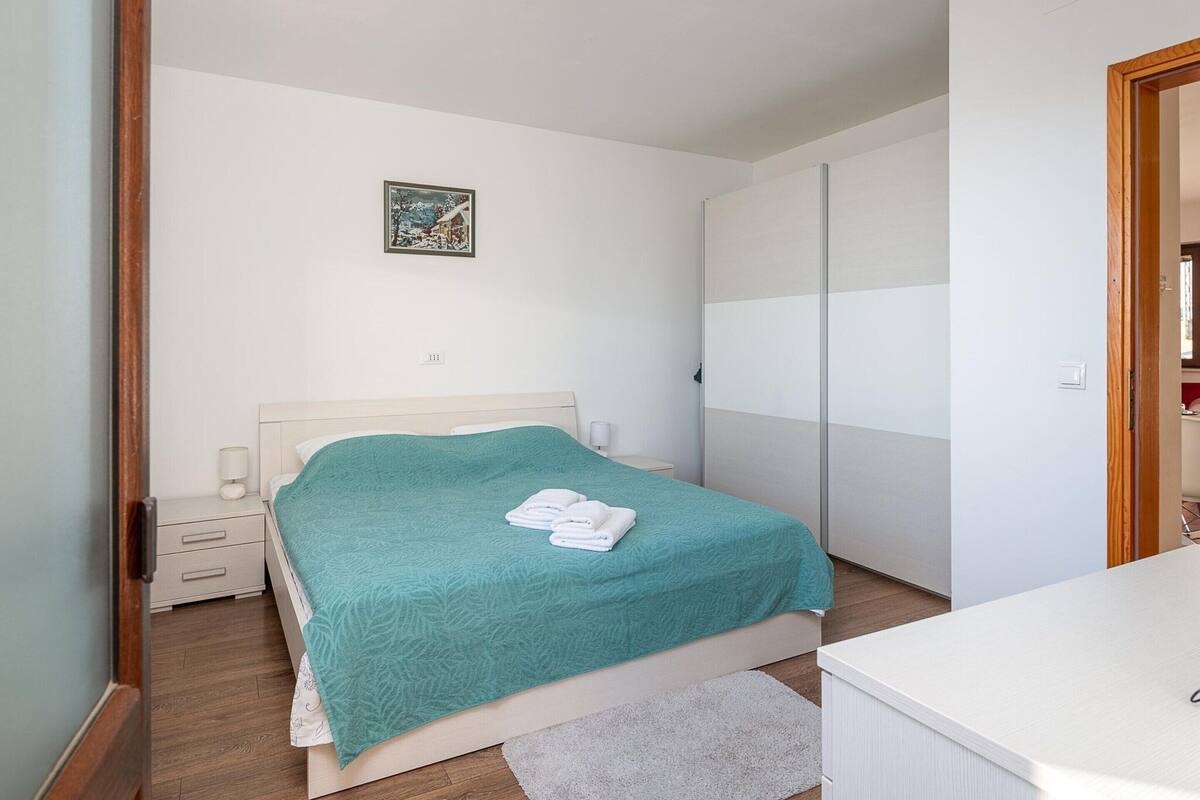 Comfort Apartment, 2 Bedrooms | 6 bedrooms, individually furnished, iron/ironing board, bed sheets