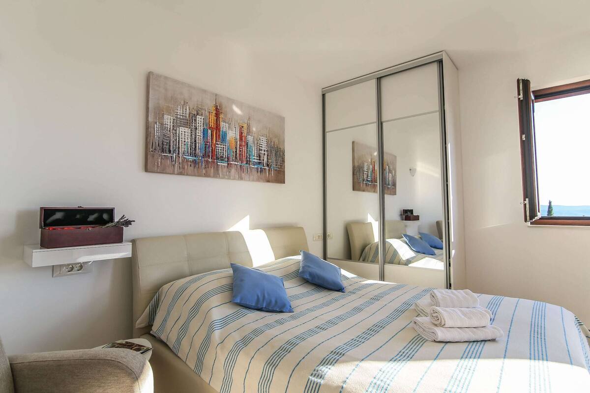 Deluxe Apartment, 5 Bedrooms | 6 bedrooms, individually furnished, iron/ironing board, bed sheets