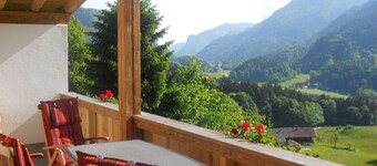 ชาเลต์ในนีเดอร์นดอร์ฟใกล้คุฟชไตน์พร้อมระเบียง