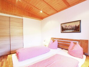 6 habitaciones, muebles diferentes y ropa de cama 