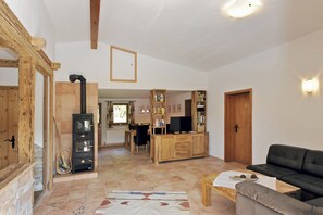 Deluxe Chalet, 4 Bedrooms | Ruang tamu