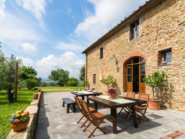 Classic House, 5 Bedrooms | Balcony - Beautiful Holiday Home in Vinci With Swimming Pool (Vinci)