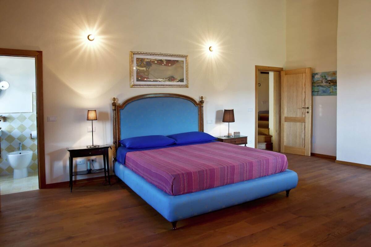 7 bedrooms, individually furnished, iron/ironing board, bed sheets