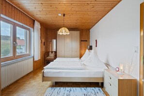 4 bedrooms, individually furnished, iron/ironing board, bed sheets - Cozy Apartment in Sonnen Bavaria Near Forest (Sonnen)