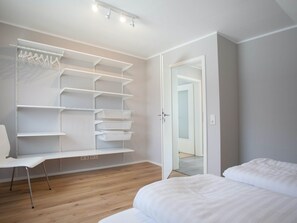 Classic Apartment, 3 Bedrooms | 2 bedrooms, bed sheets