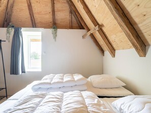 Deluxe House, 3 Bedrooms | 18 bilik tidur, dilengkapkan perabot secara berasingan, cadar katil