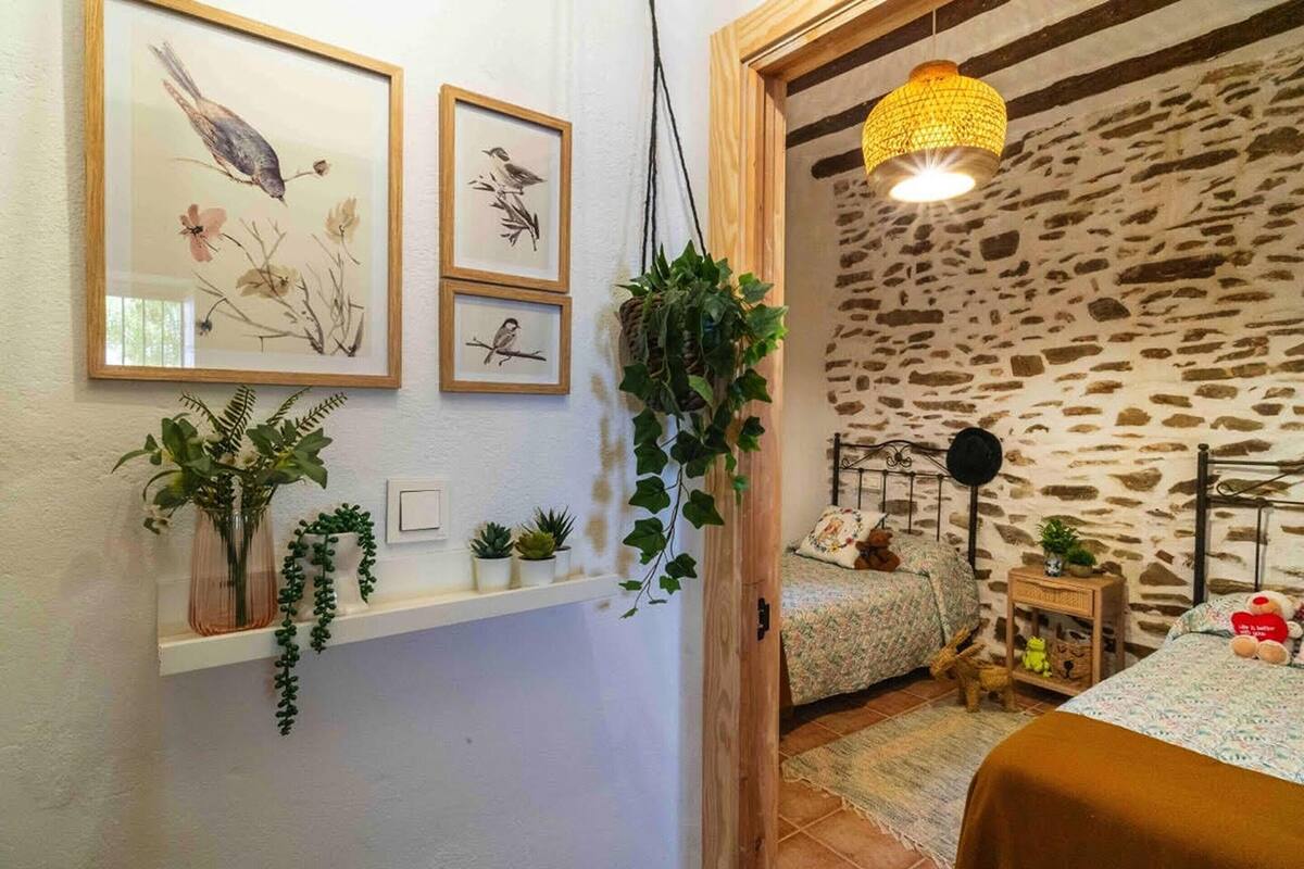 Classic Cottage, 4 Bedrooms | 11 bedrooms, individually furnished, bed sheets