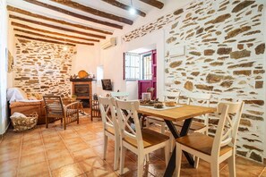 Classic Cottage, 4 Bedrooms | Living room | Fireplace