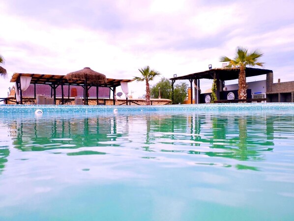 Una piscina techada, una piscina al aire libre