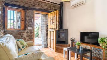Cottage Deluxe, 2 phòng ngủ | Phòng khách | Lò sưởi