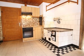Comfort House, 2 Bedrooms | Private kitchen