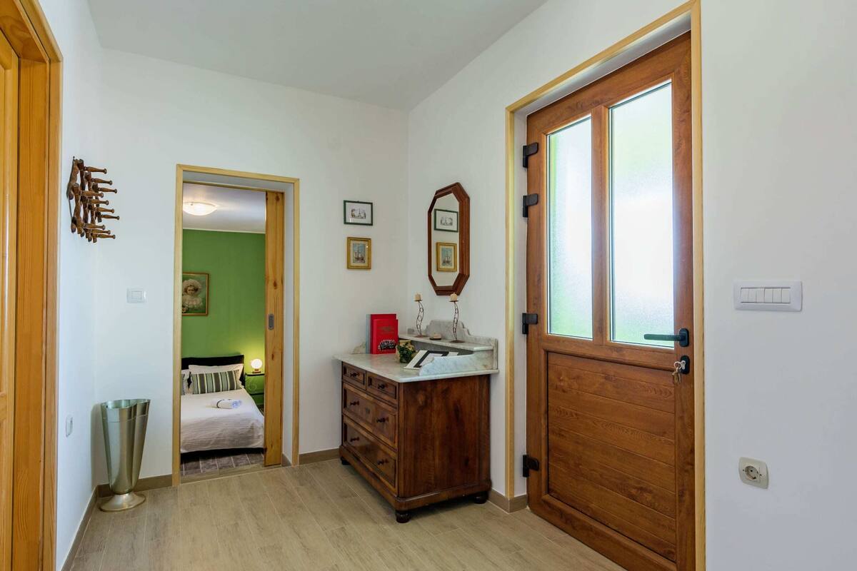 Classic Apartment, 2 Bedrooms | Meja sambut tetamu